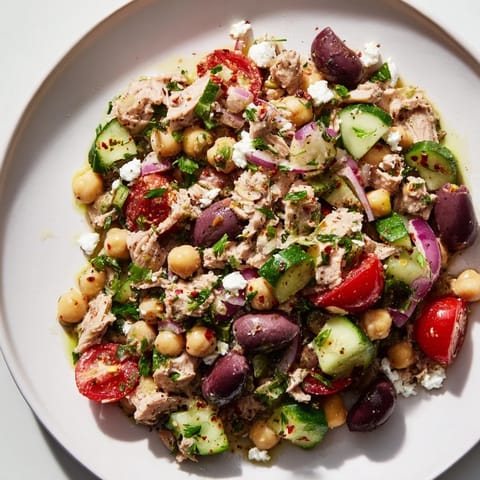 Hearty Tuna Chickpea Salad: a delicious mix of tuna, chickpeas, and vegetables, ideal for lunch.